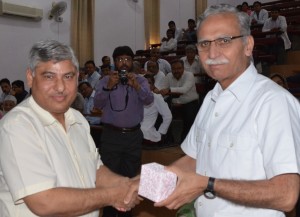 Vice-Chancellor presenting memento to Prof.M.U.Rabbani at the Debate on Bypass surgery at JN medical College