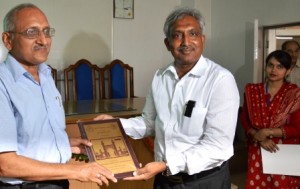 Dr Rajesh Gothi (left) receiving the memento from Professor Mohd Khalid at the CME at JN Medical College